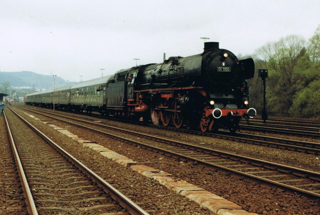 01 1100 mit einem Sonderzug beim Bahnhofsfest in Bestwig 1997. (Scan vom Foto)