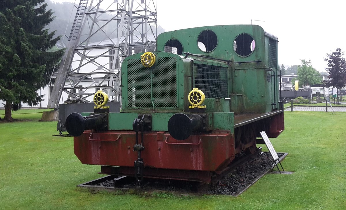 Ausstellungsstück am sauerländer Besucherbergwerk in Bestwig-Ramsbeck am 26.06.2016:  Diesellokomotive A3M420 (Klöckner Humbold Deutz AG, Köln, Baujahr 1941, Gewicht: 18t, Leistung: 75 PS bei 900 U/min)
Die Lok wurde bis 1992 auf der Grubenanschlussbahn der Sachtleben Bergbau in Meggen eingesetzt.
