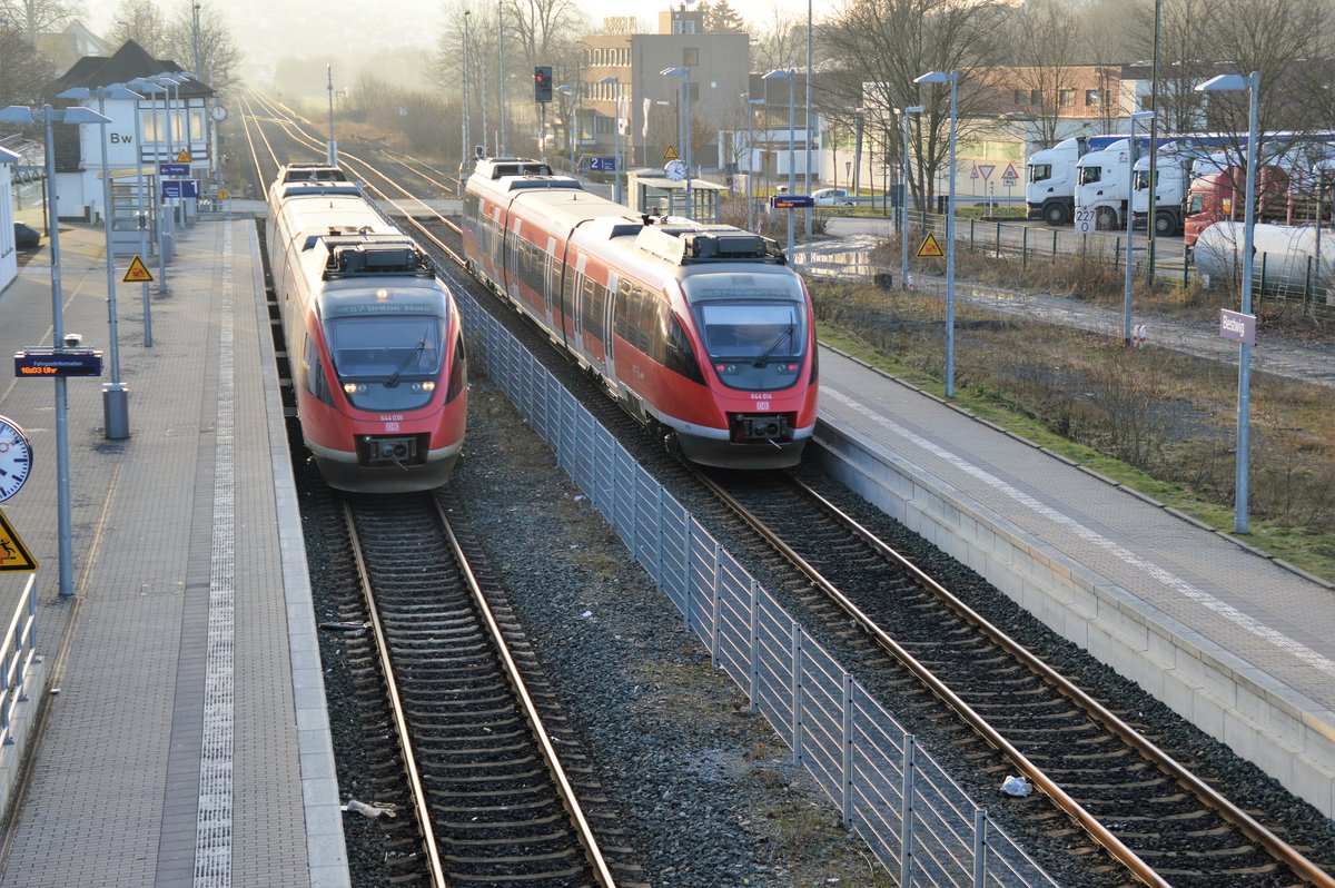 Zugkreuzung im Bahnhof Bestwig am 27.01.2018 mit 644 014 RE57 nach Dortmund und 644 038 RE57 nach Brilon Wald.